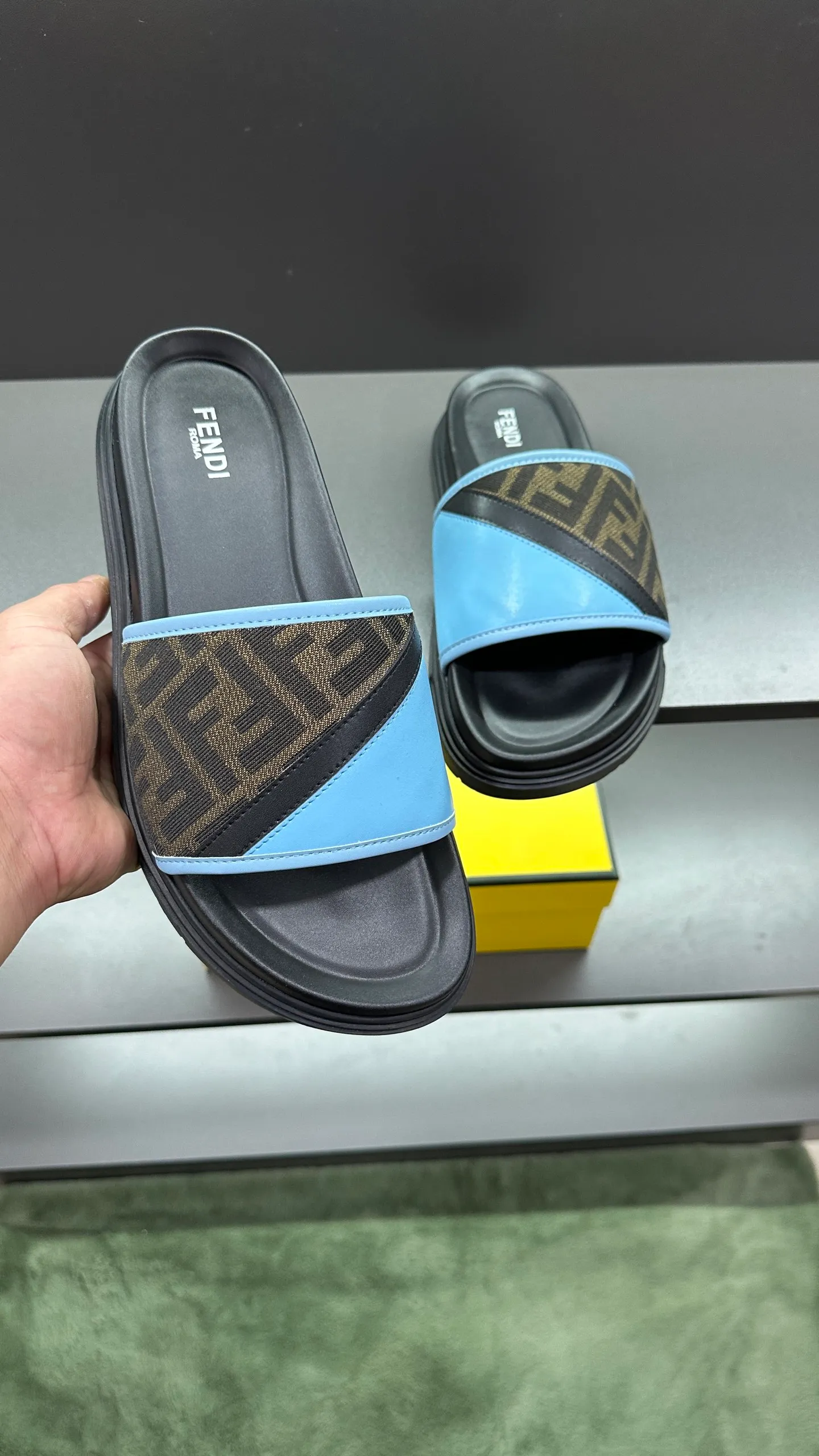 P300 [Fendi Slippers] High-end men's shoes brand, official website 1:1 latest masterpiece: original mold customization, fabrics made of imported original materials, upgraded outsole, lighter and non-slip. The market's top quality, simple yet tasteful, a must-have for fashionistas, fashionable at your feet, full of confidence, the same style at the counter 👍The season of summer slippers is here. Code: 38-45, 46 order